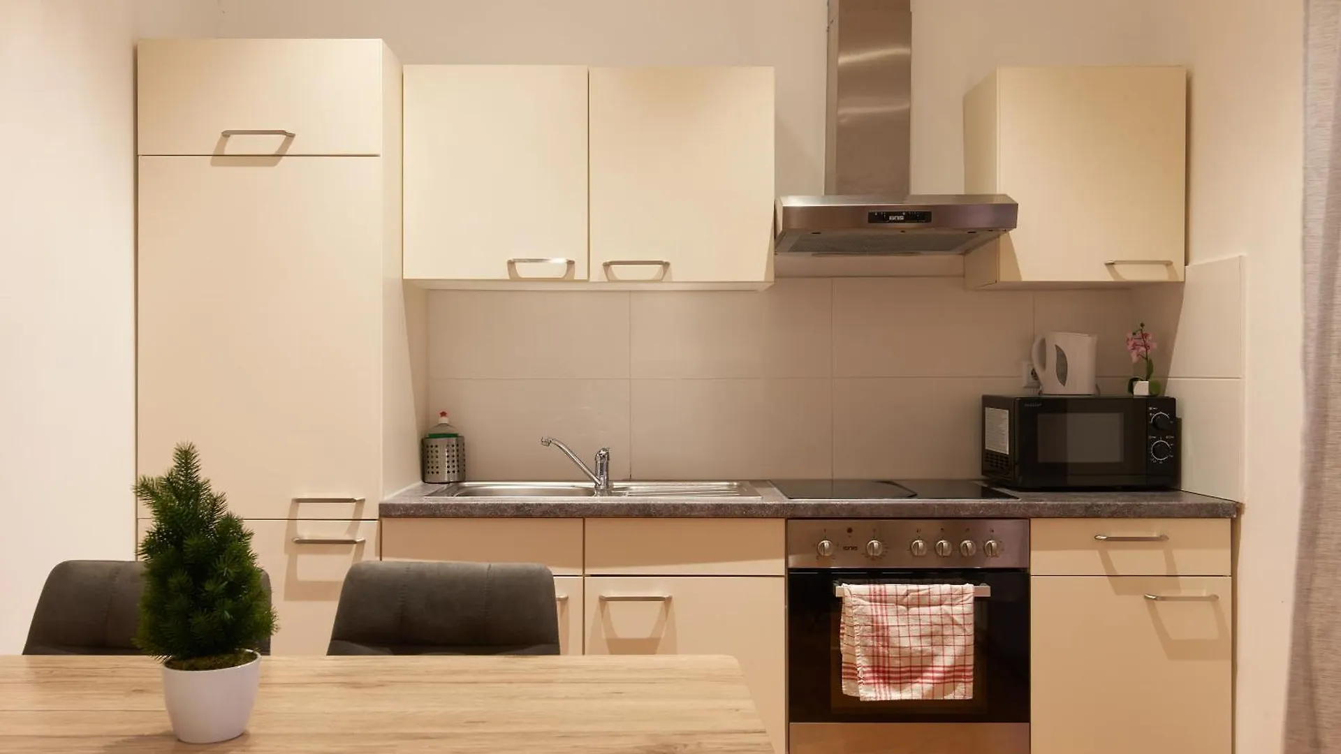 Schoenbrunn Palace Apartments Free Parking And 24H Check-In contacts